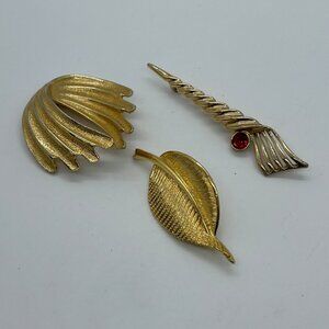 Vintage 1980s Abstract Brooches Pin Textured Gold Tone Swirl Leaf Red Rhinestone